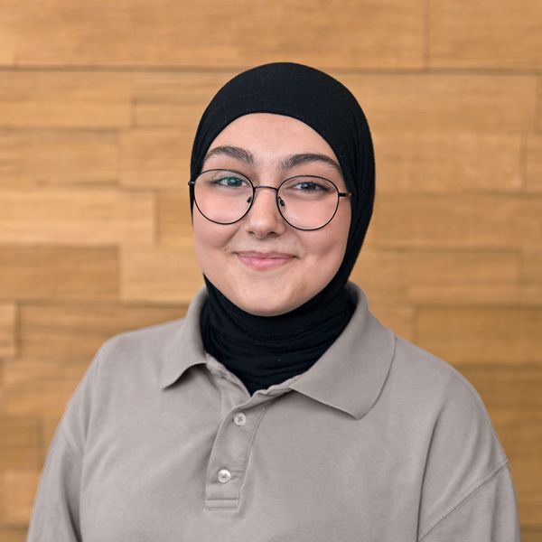 Auf diesem Bild sehen Sie unsere Frau Sueda Altinok.