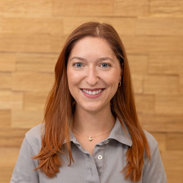 Auf diesem Bild sehen Sie unsere Frau Daniela Hartmann.
