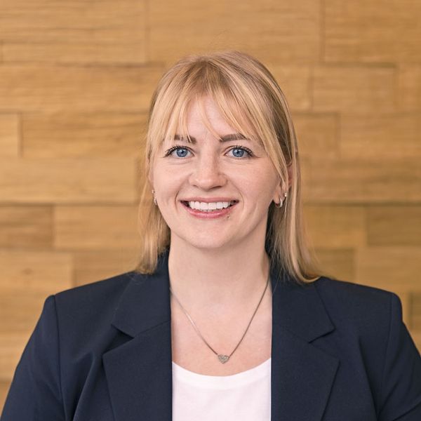 Auf diesem Bild sehen Sie unsere Frau Martina Müller.